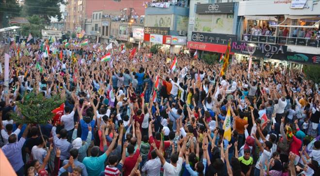 Kızıltepe`de seçim kutlaması