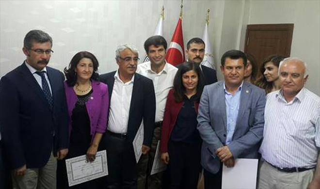 HDP Mardin Milletvekilleri mazbatalarını aldı