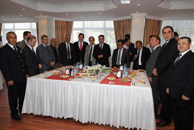 Mardin protokolü halkla bayramlaştı