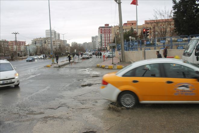 Yollar köstebek yuvasına döndü