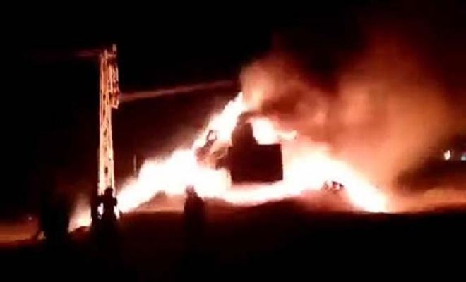 Elektrik tellerine takılan saman yüklü TIR alev aldı