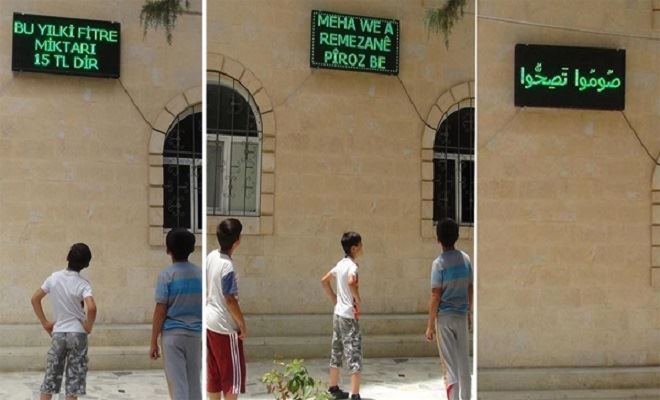 Camiye 3 dilde dijital tabela asıldı