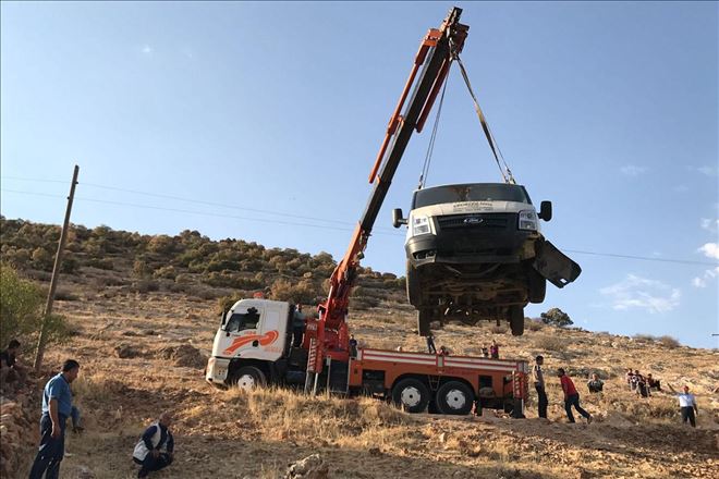 Şarampole yuvarlanan araçta 3 kişi yaralandı