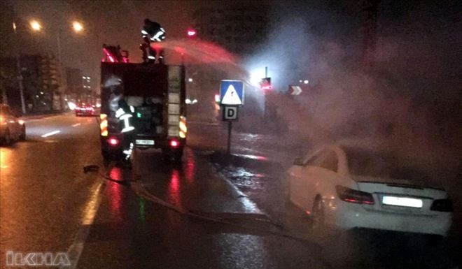 Seyir halindeki otomobil alev aldı