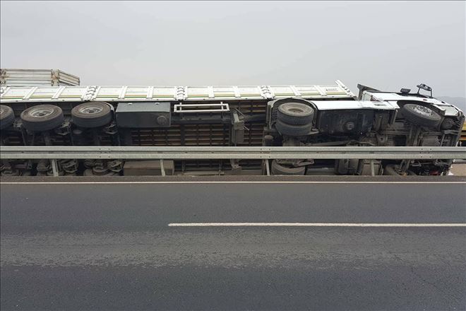 Devrilen TIR´ın sürücüsü hayatını kaybetti