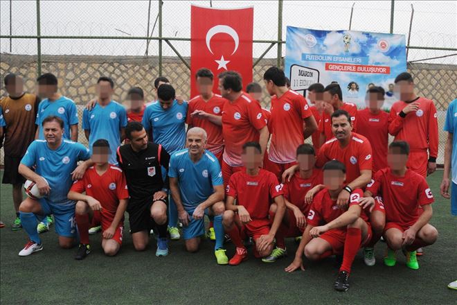 FUTBOLUN ÜNLÜLERİ HÜKÜMLÜLERLE BİRLİKTE
