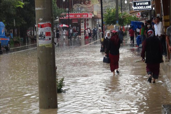 KIZILTEPE´DE AŞIRI YAĞIŞ HAYATI FELÇ ETTİ