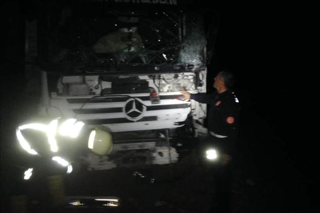 TIR İLE MİNİBÜS ÇARPIŞTI: 3 YARALI
