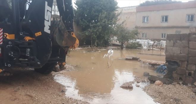 YİNE BEYAZSU HATTI PATLADI: 12 EVİ SU BASTI
