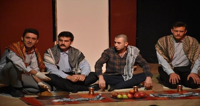 NUSAYBİN´DE GENÇLER TİYATRODA BULUŞTU