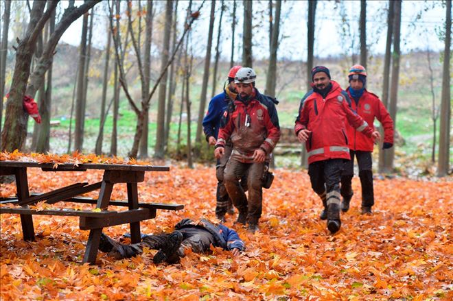 UMKE´nin yağmur altında yaralıları kurtarma operasyonu