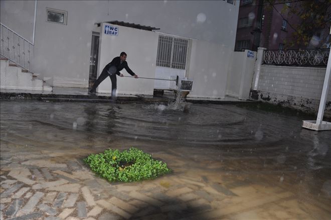 Kızıltepe´de cami bahçesini lağım suyu bastı