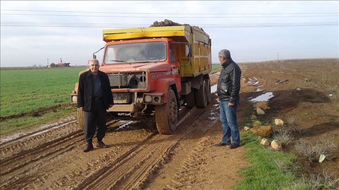Çiftçiler yolu kendi imkanları ile yapıyor