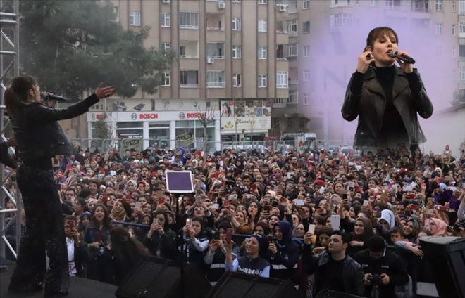 On binlerce kadın, Funda Arar konseri ile coştu