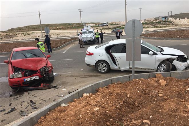 Otomobiller kafa kafaya çarpıştı: 5 yaralı