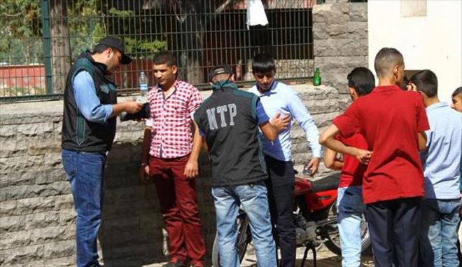Öğrencilere uyuşturucu satan bir kişi gözaltına alındı