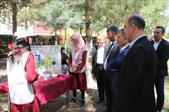 Kız İmam Hatip öğrencileri TÜBİTAK Bilim Fuarında projelerini sergiledi