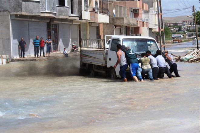 Su borusu patladı yollar göle döndü