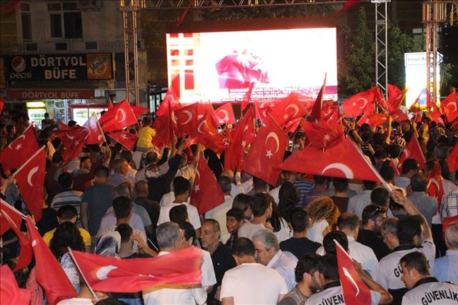 Mardinliler darbenin yıldönümünde meydanlarda