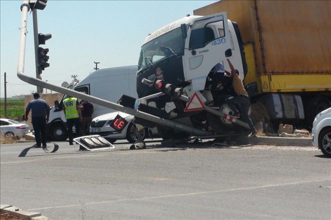 Freni boşalan TIR kırmızı ışıkta duran araçlara çarptı