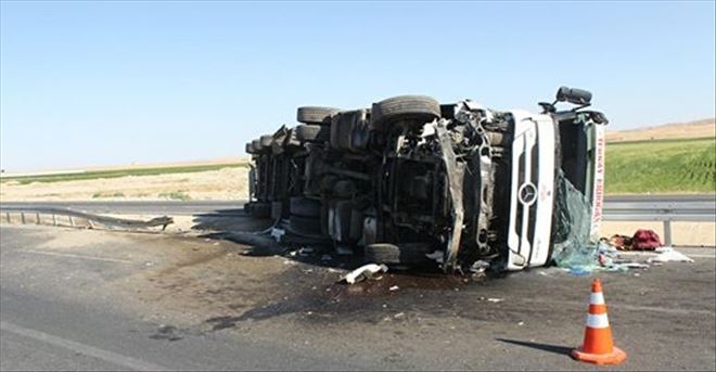 kömür yüklü TIR devrildi. Kazada bir kişi hayatını kaybetti bir kişi yaralandı.