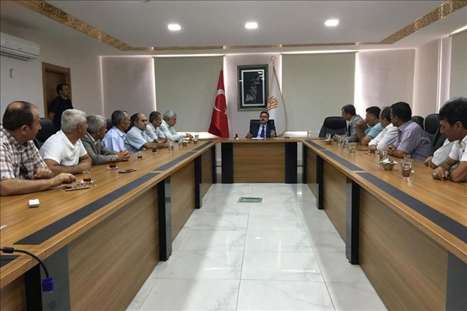 × Kaymakam Mehmet Yüzer muhtarlarla bir araya geldi