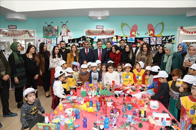 Minik öğrencilerin çöpten sanata sergisi