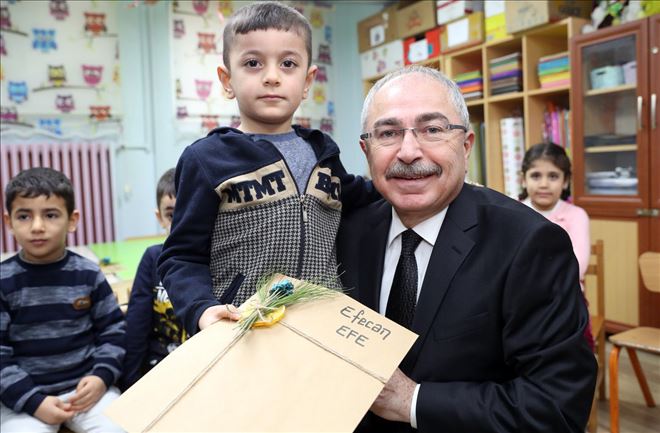 Yaman, öğrencilere karne dağıttı