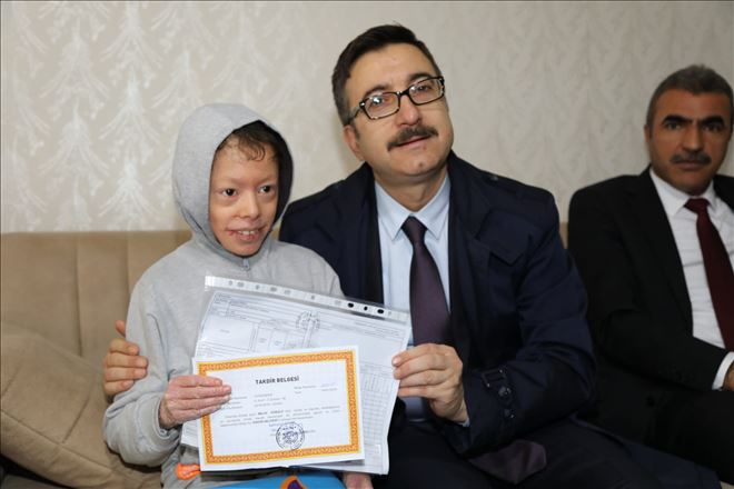 Balık hastası Melih karnesini kaymakamdan aldı