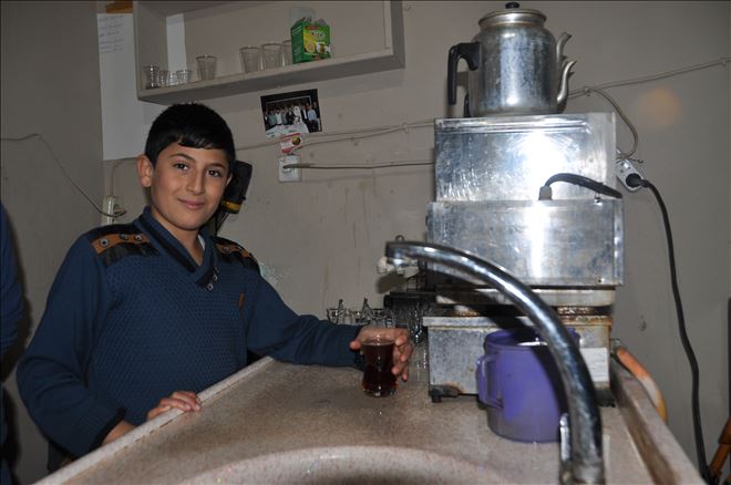 Mazlum yanık sesiyle çay dağıtıyor