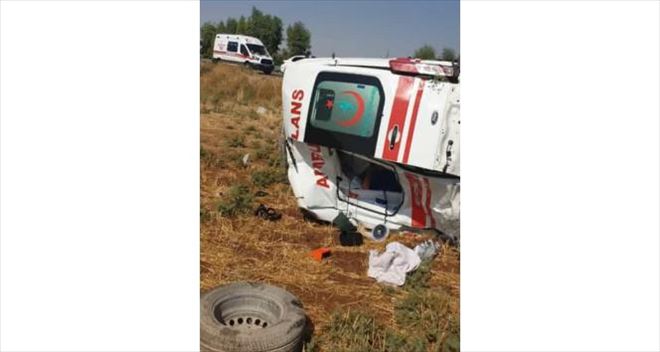 Görevlendirmeye giden ambulansa tır çarptı