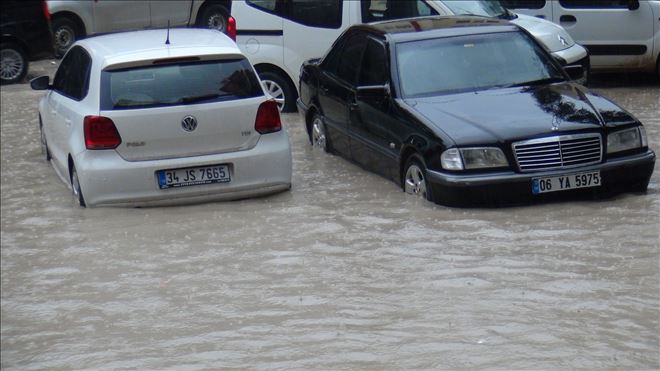 Yağmur  yolları göle çevirdi