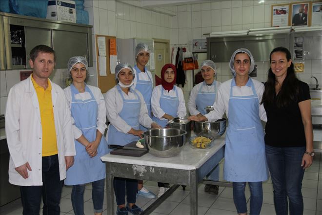 Taşımalı öğrencilerin yemeği kız meslek lisesi öğrencilerinden