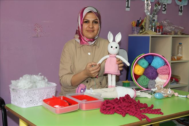 İnternetten öğrendiği örgü bebek yapımını mesleği haline getirdi