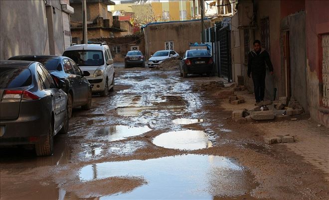 Kızıltepe´nin yolları çukurdan ve çamurdan geçilmiyor