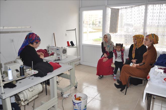 Evde sıkılıyordu, KOSGEB ile dikim evi açtı