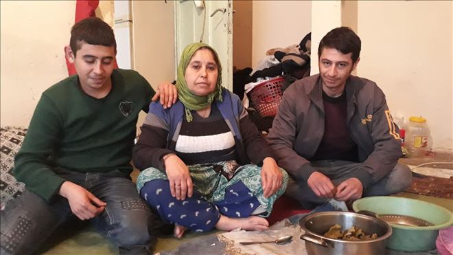 Hurdacılık yaparak çocuklarına bakıyor 