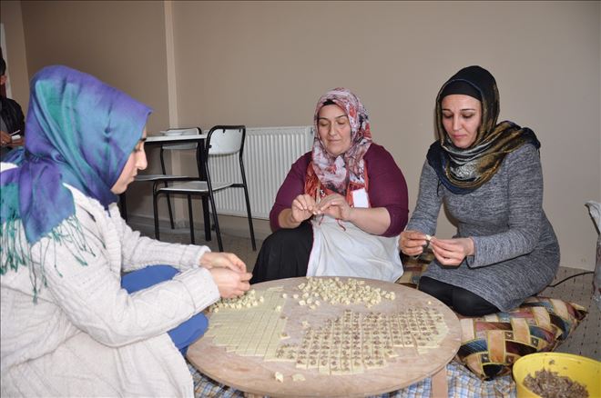 Kadınlar mantı açarak aile bütçelerine katkı sağlıyor