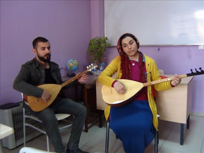 Kanserin acısını bağlama ile unutuyor