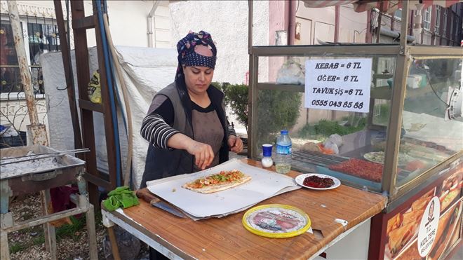 Suriyeli Naile Yusuf tablada yaptığı kebapla ailesini geçindiriyor