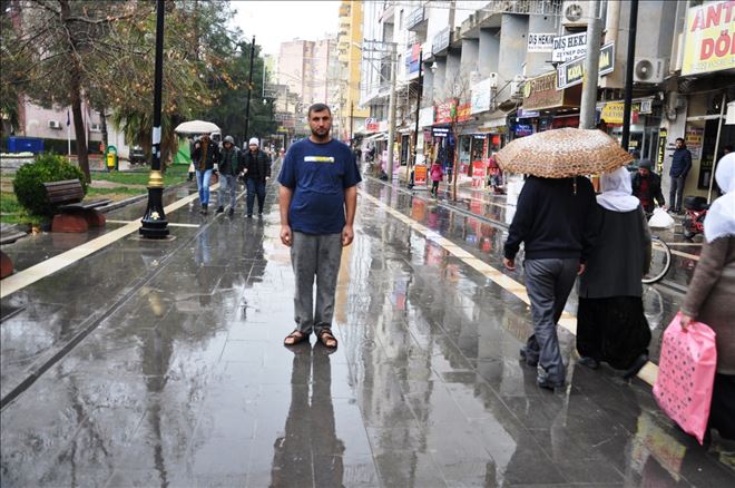 Hastalığı sebebiyle kışın ortasında tişörtle geziyor