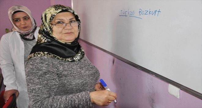 70 yaşında okumayı söktü