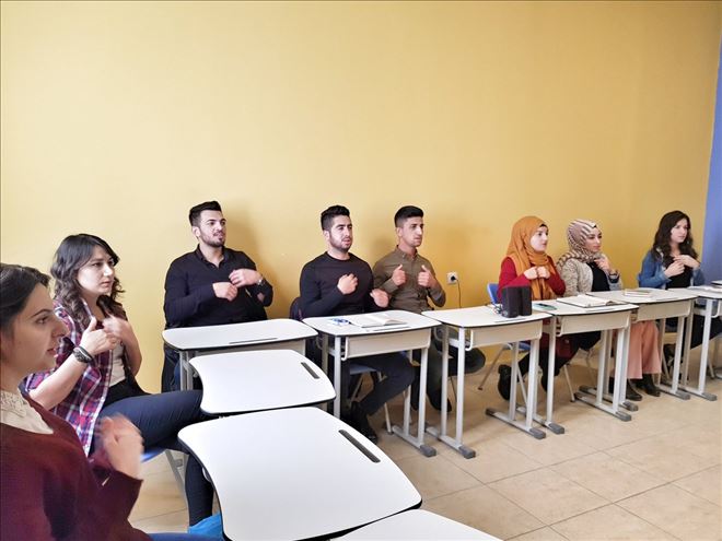 Gençlik Merkezi işaret diliyle emekçi kadınları anlattı