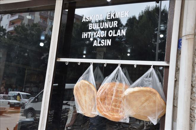 Askıda ekmek ile veren el, alan eli görmüyor