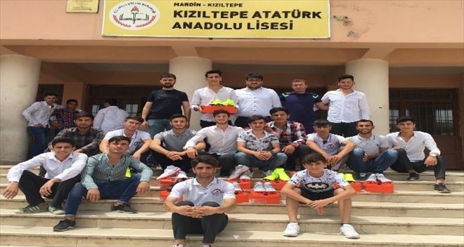 Kaymakam Yüzer´den şampiyon takıma spor malzemesi desteği