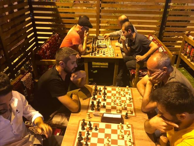 Kızıltepe´de sahura kadar satranç oynuyorlar