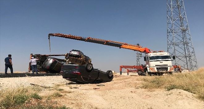 Lüks araçları taşıyan tır devrildi