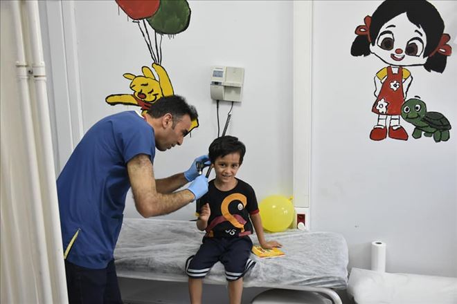 Hastalarına ilaçtan önce kitap veriyor