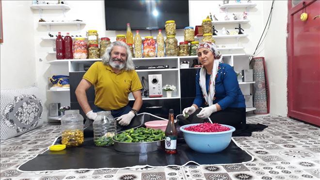 Halk oyunları hocası turşu işine girdi, siparişleri yetiştiremiyor