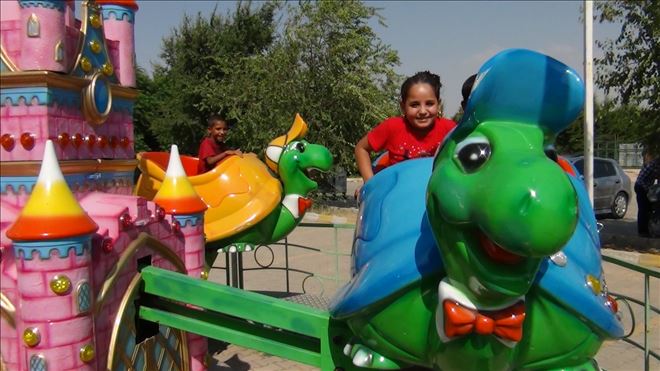  Harçlıklarını alan çocuklar lunaparkın yolunu tuttu